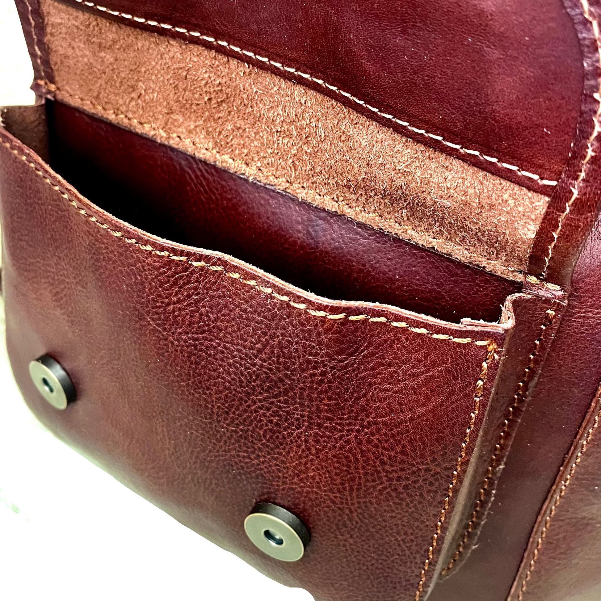 interno tasca frontale zaino classico medio in pelle borsa cacciatore in cuoio artigianale made in italy cuoieria italiana