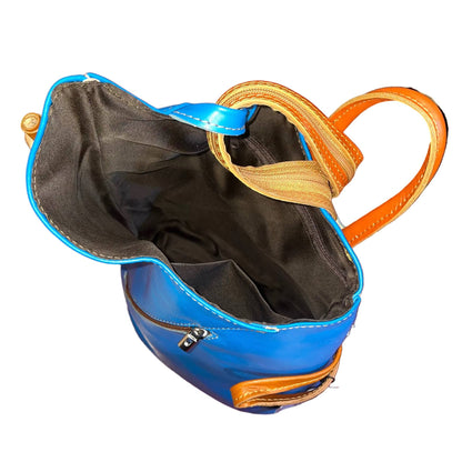 interno tasche e cerniere zip zaino spallone da donna in vera pelle turchese e tinta cuoio naturale borsa fatta a mano in cuoio made in italy cuoieria italiana