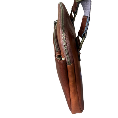 larghezza lato Borsello porta tablet in pelle da uomo accessorio In cuoio artigianale Made in Italy Cuoieria Italiana