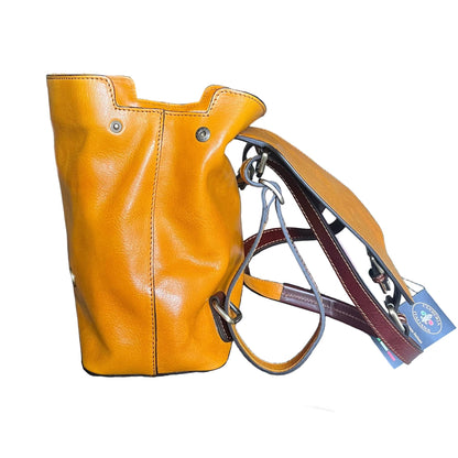 lato aperto bottone a pressione smart zaino compatto in pelle giallo e marrone borsa a tracolla in cuoio made in italy cuoieria italiana