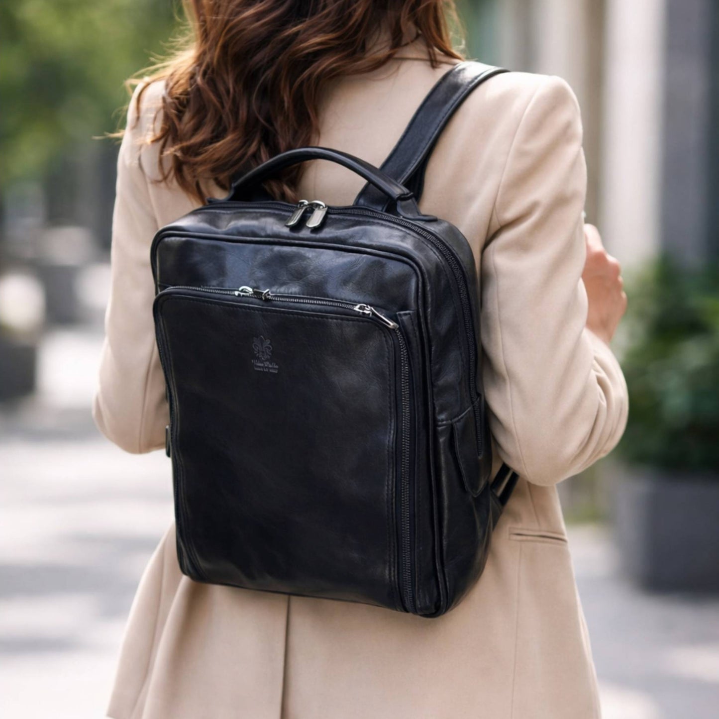 modella zaino medio compatto in pelle nero borsa in cuoio made in italy cuoieria italiana
