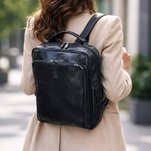 modella zaino medio compatto in pelle nero borsa in cuoio made in italy cuoieria italiana