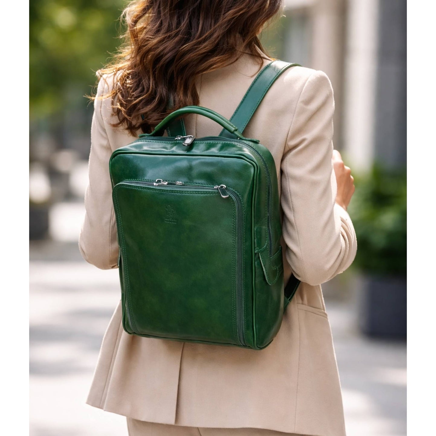 modella zaino medio compatto in pelle verde borsa in cuoio made in italy cuoieria italiana