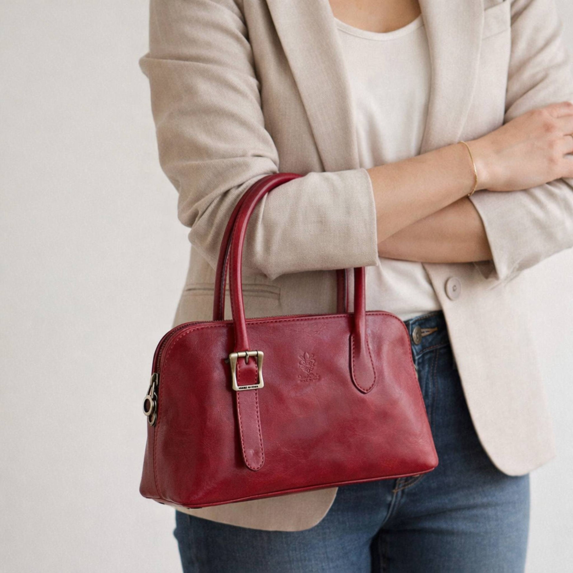 modello a braccio elios borsa elegante in pelle rossa da donna artigianale made in italy cuoieria italiana