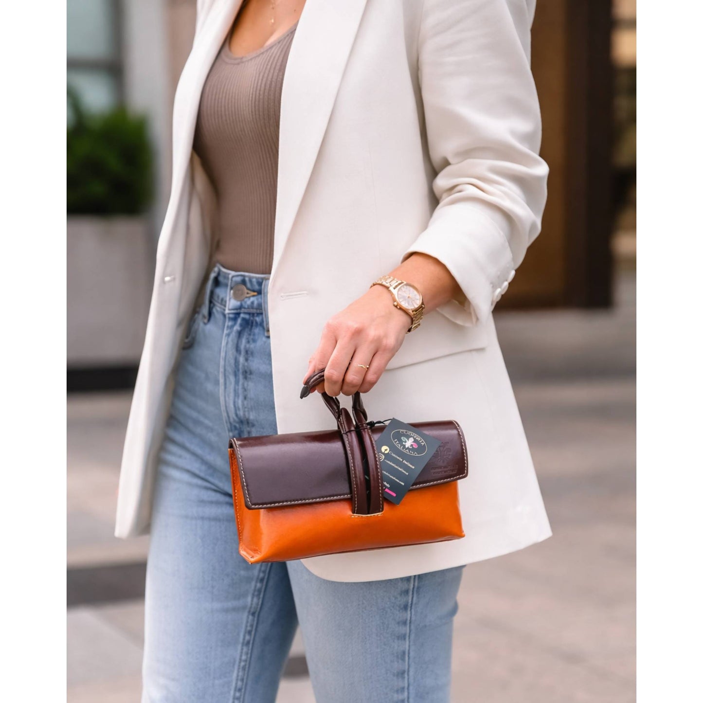 modello a mano fiocco pochette borsetta a tracolla in pelle arancione e marrone made in italy cuoieria italiana