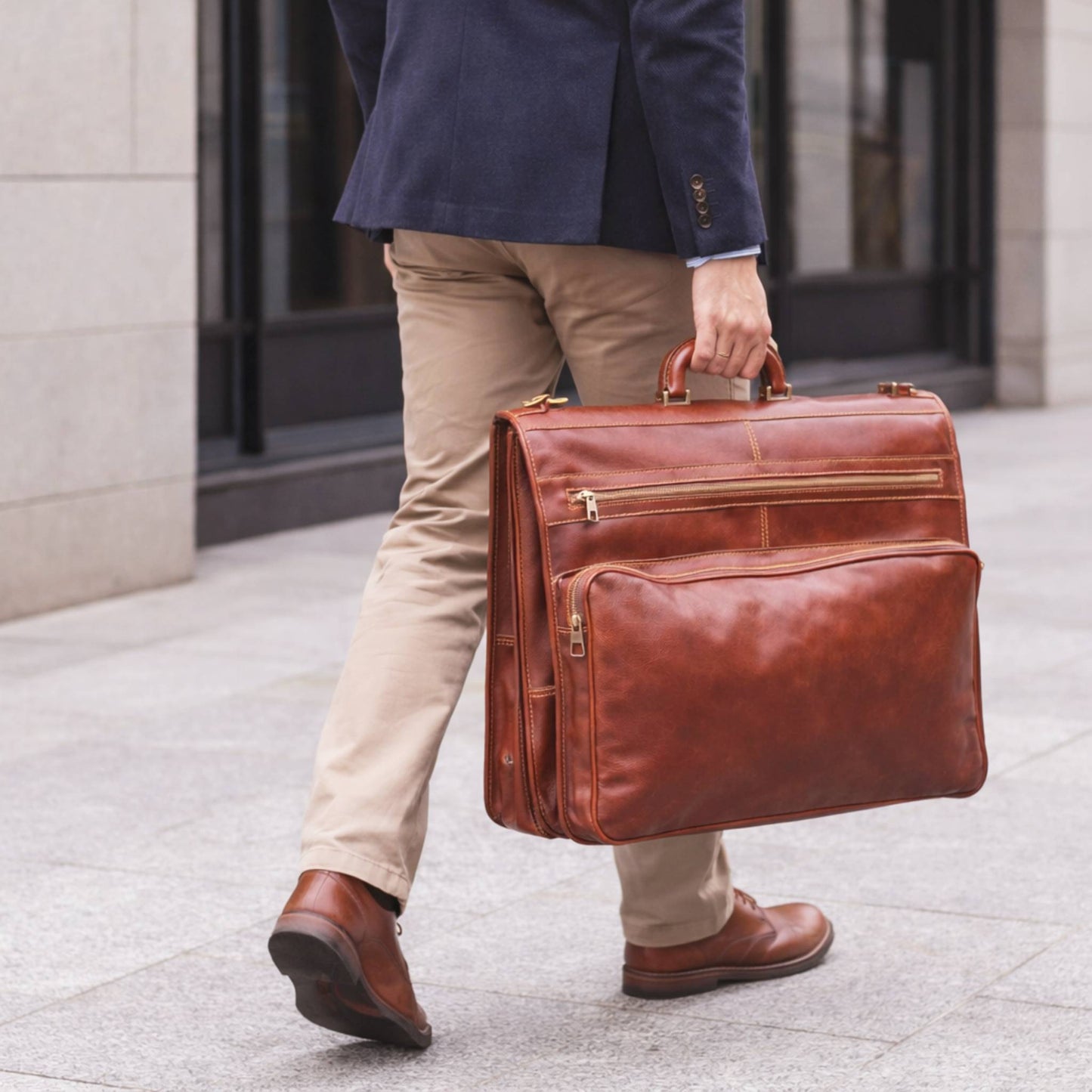 modello a mano porta abiti in pelle da uomo valigia artigianale da viaggio made in italy cuoieria italiana