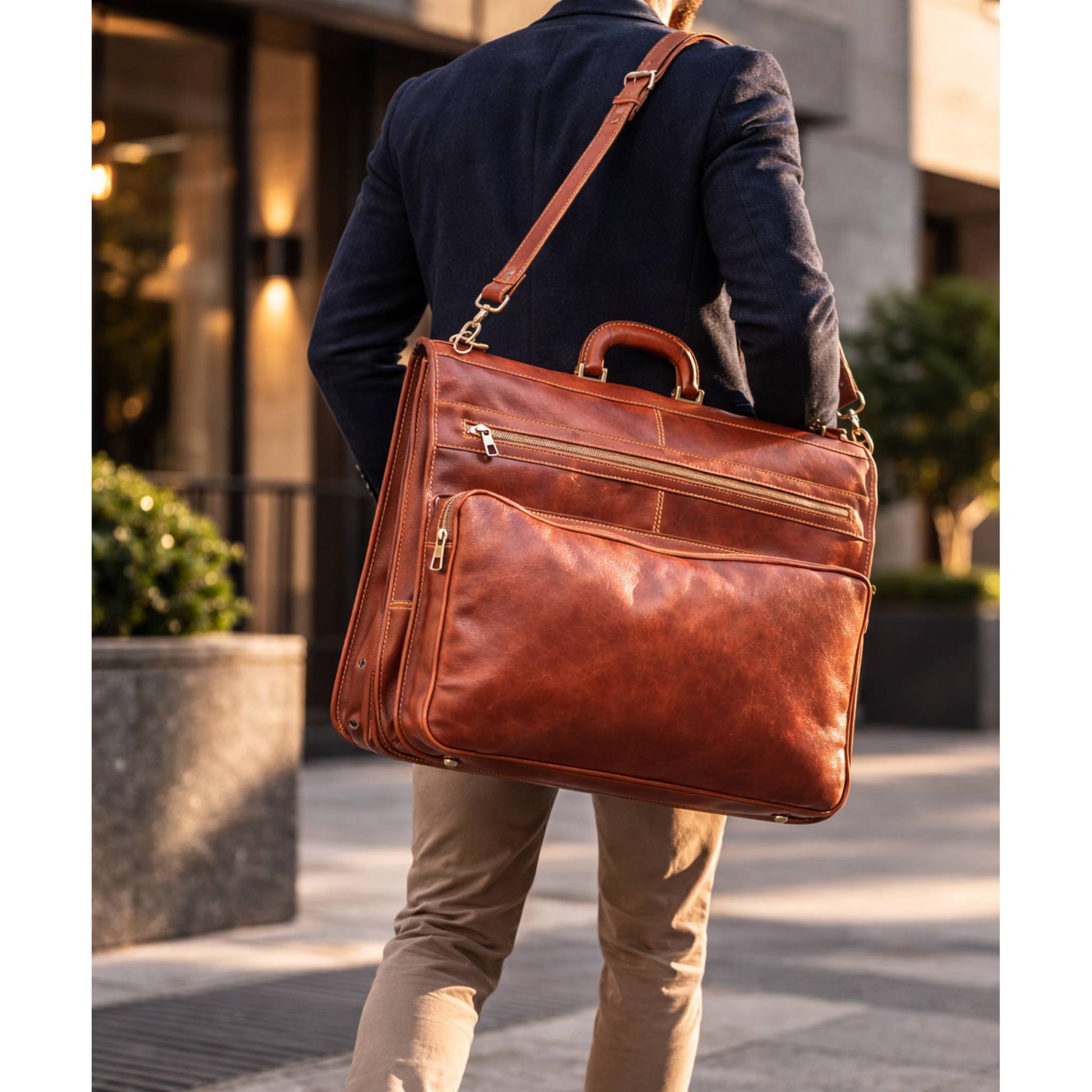 modello a spalla porta abiti in pelle da uomo valigia artigianale da viaggio made in italy cuoieria italiana