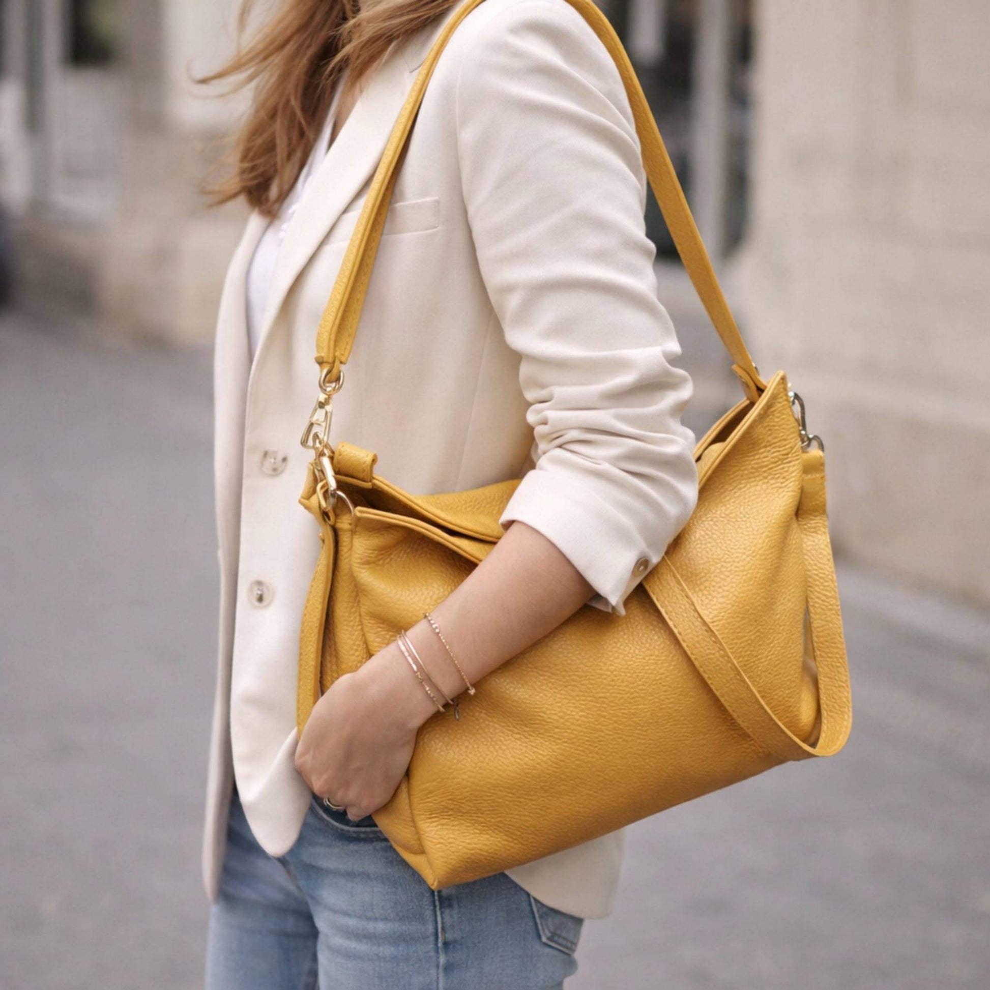 modello a spalla shopper in vitello martellato da donna borsa in pelle gialla made in italy cuoieria italiana