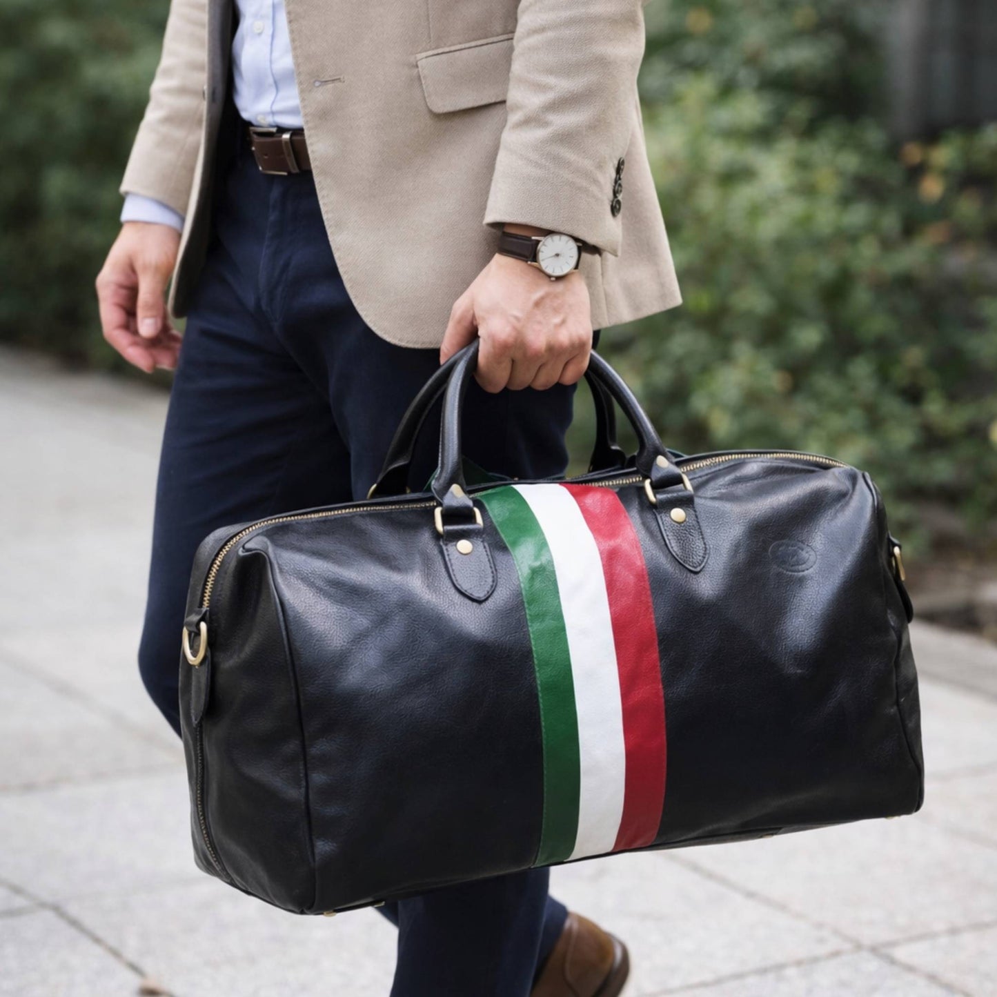modello borsone da viaggio in pelle nera con tricolore bagaglio a mano artigianale made in italy cuoieria italiana