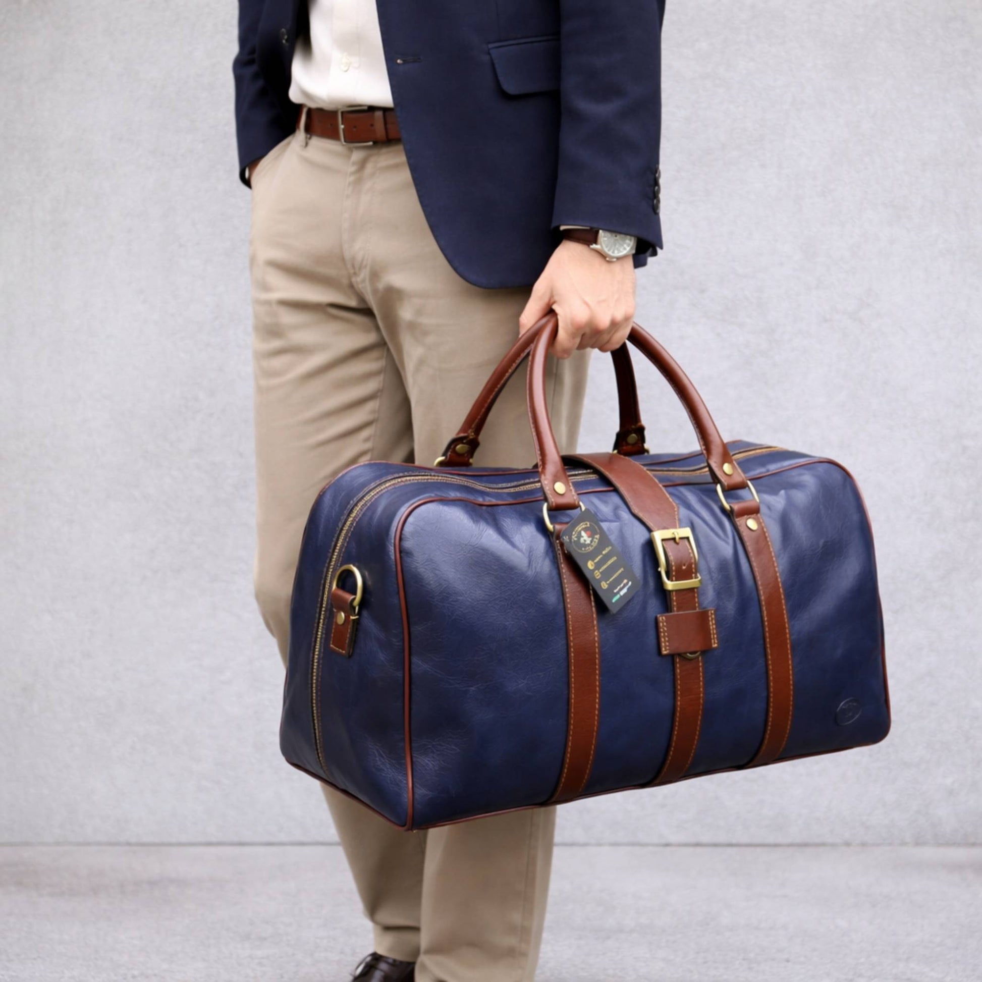 modello borsone in pelle blu da bagaglio a mano borsa da viaggio artigianale e resistente made in italy cuoieria italiana
