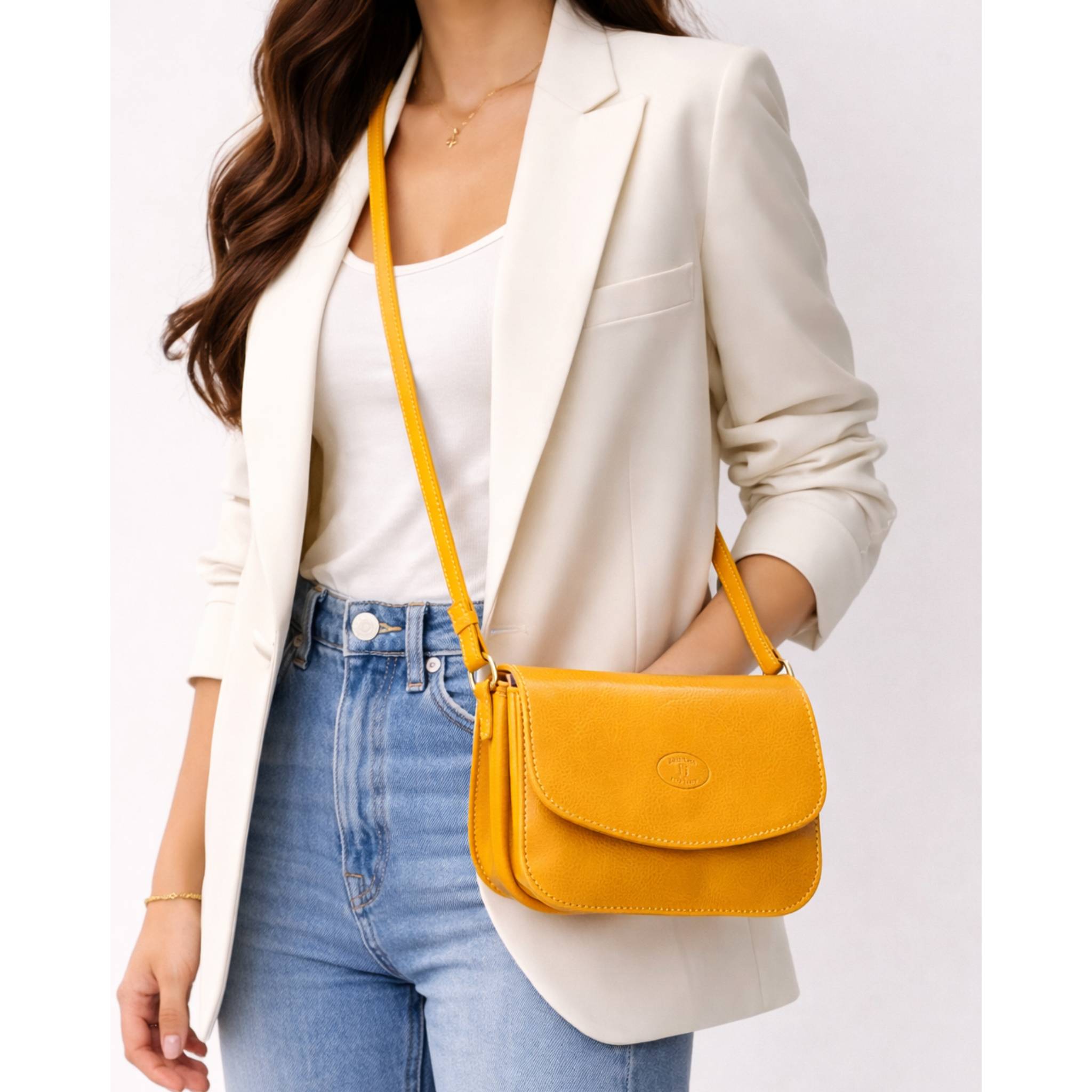 modello stella borsa postino a tracolla in pelle gialla da donna made in italy cuoieria italiana