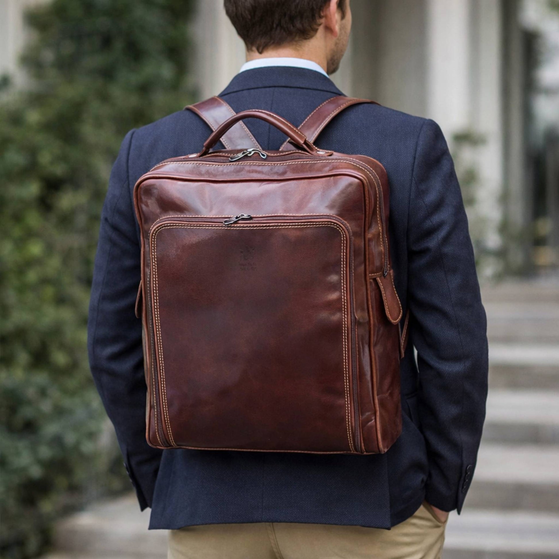 modello zaino grande compatto in pelle marrone classico borsa in cuoio made in italy cuoieria italiana