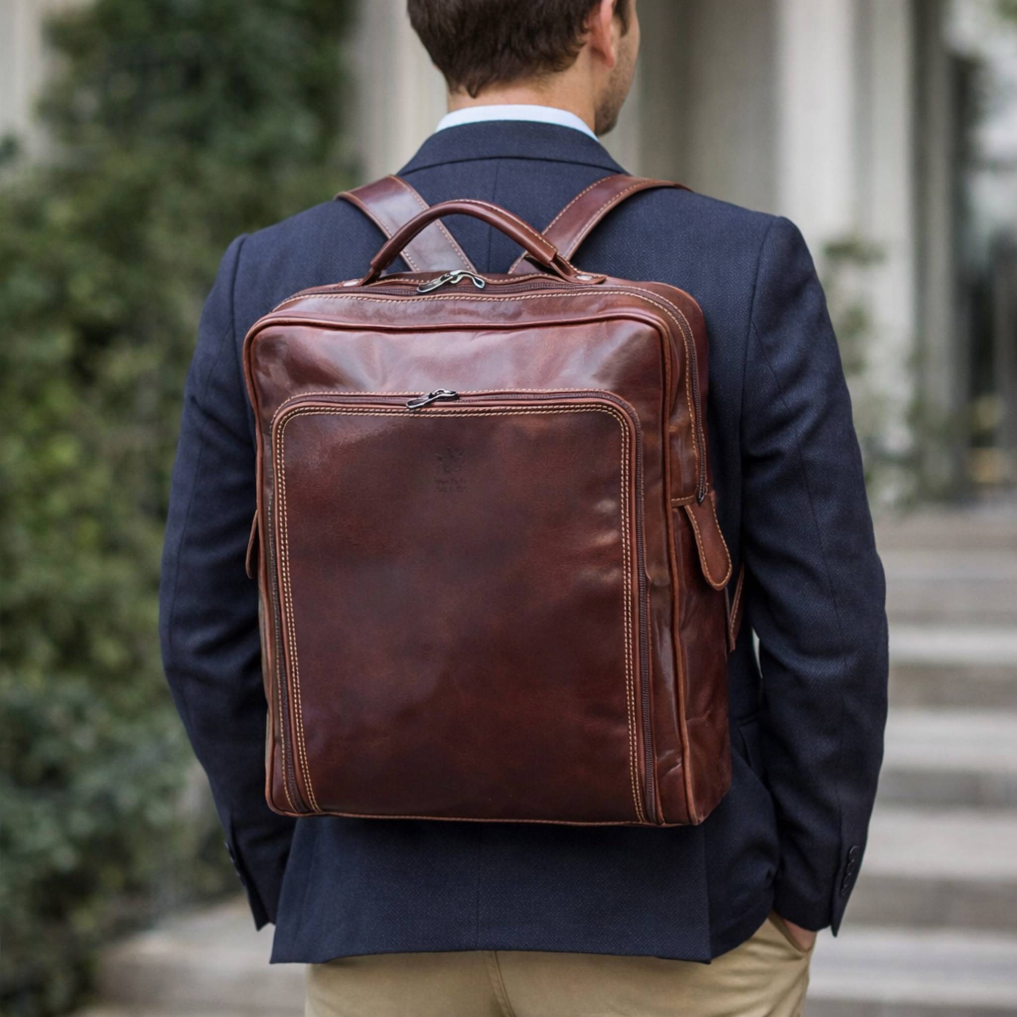 modello zaino grande compatto in pelle marrone classico borsa in cuoio made in italy cuoieria italiana