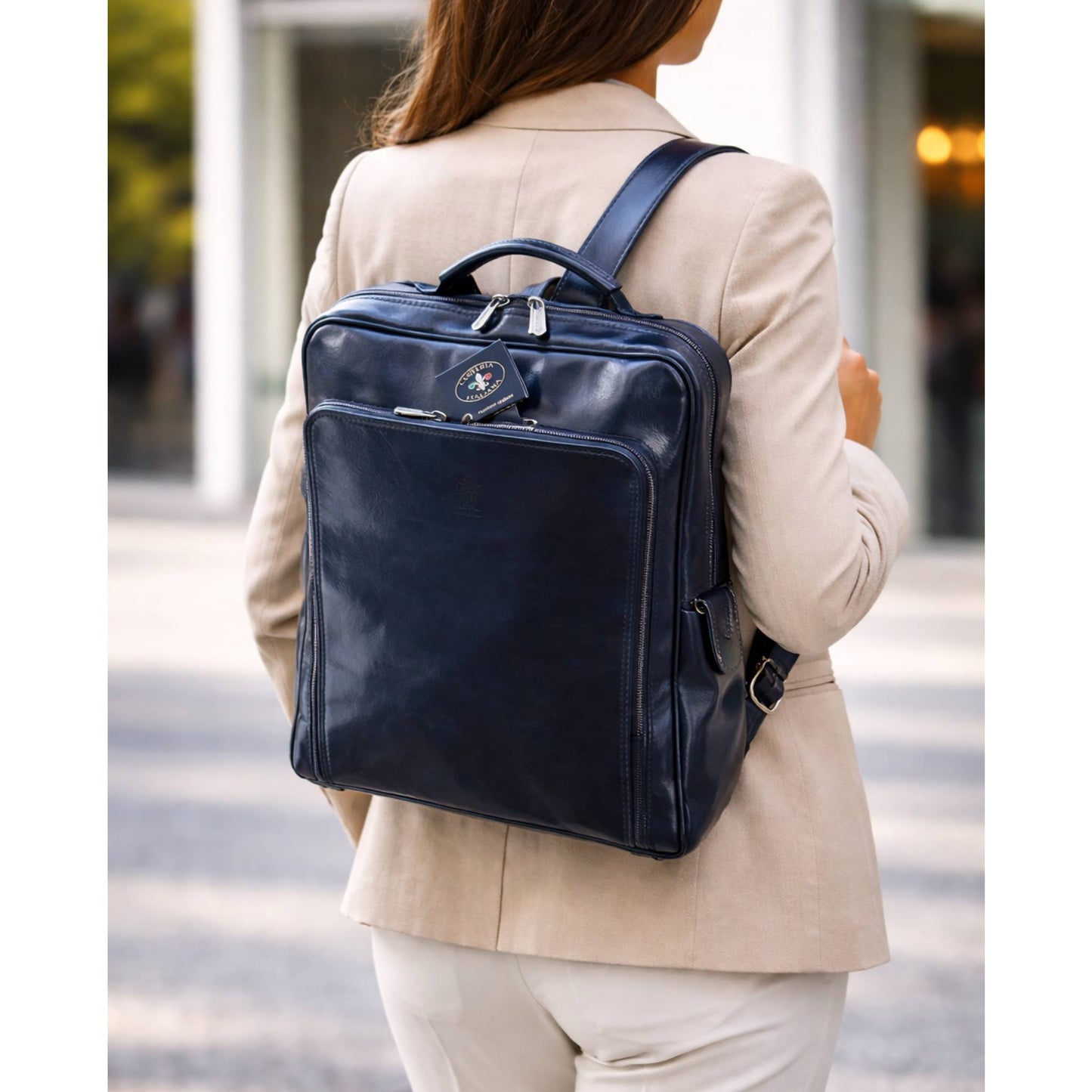 modello zaino grande compatto in pelle nero borsa in cuoio made in italy cuoieria italiana
