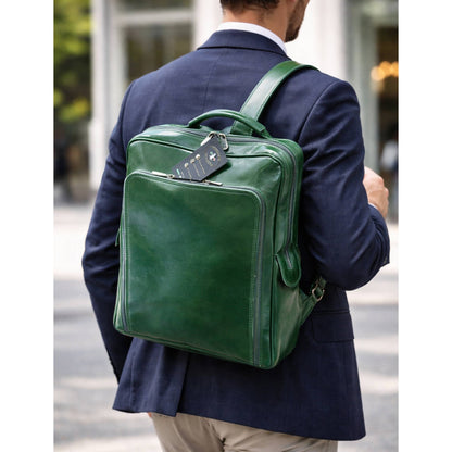 modello zaino grande compatto in pelle verde borsa in cuoio made in italy cuoieria italiana