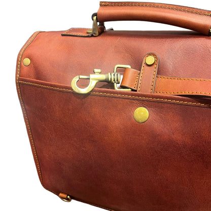 passante posteriore hydra cartella 2 in 1 in cuoio marrone mogano borsa zaino da lavoro a tracolla fatta a mano in pelle made in italy cuoieria italiana®