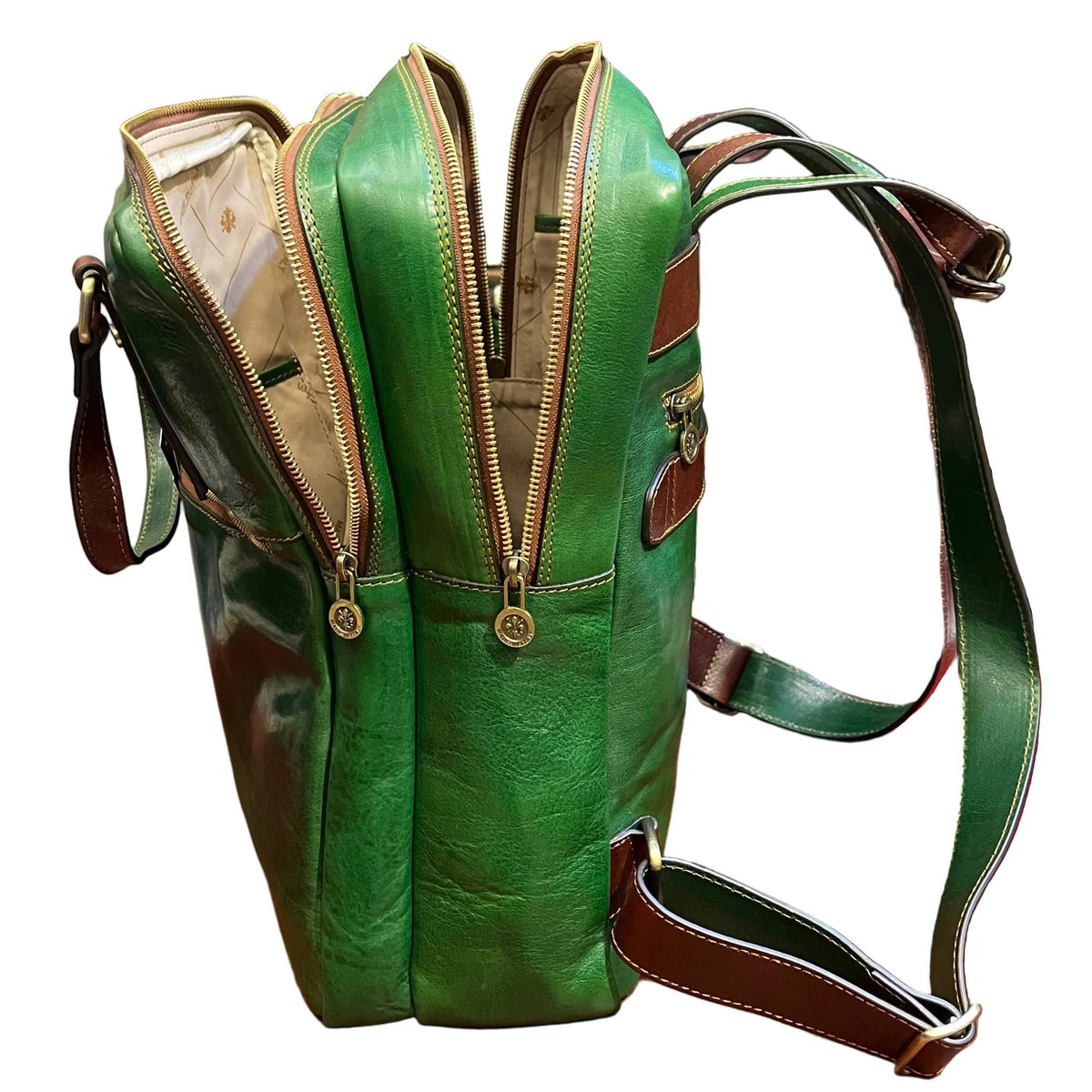 profilo lato larghezza aperto fobos zaino porta pc in pelle verde e marrone zaino valigetta fatto a mano in cuoio made in italy cuoieria italiana®
