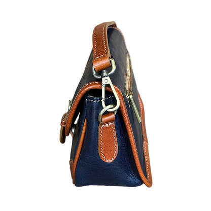 profilo lato larghezza ares postino compatta in pelle blue navy e cuoio da donna con maniglia e tracolla made in italy cuoieria italiana