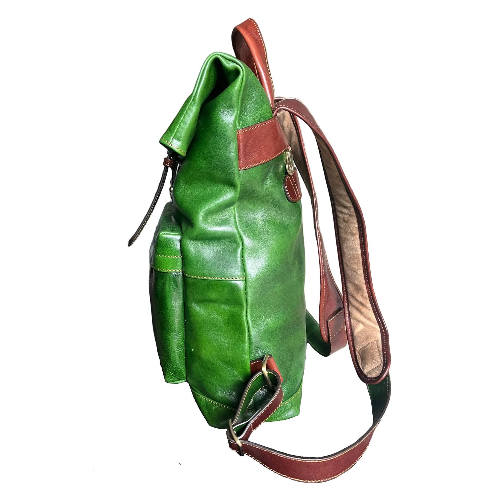 profilo lato larghezza chiuso travel zaino grande da avventuriero in cuoio verde e marrone borsa da viaggio in pelle made in italy cuoieria italiana
