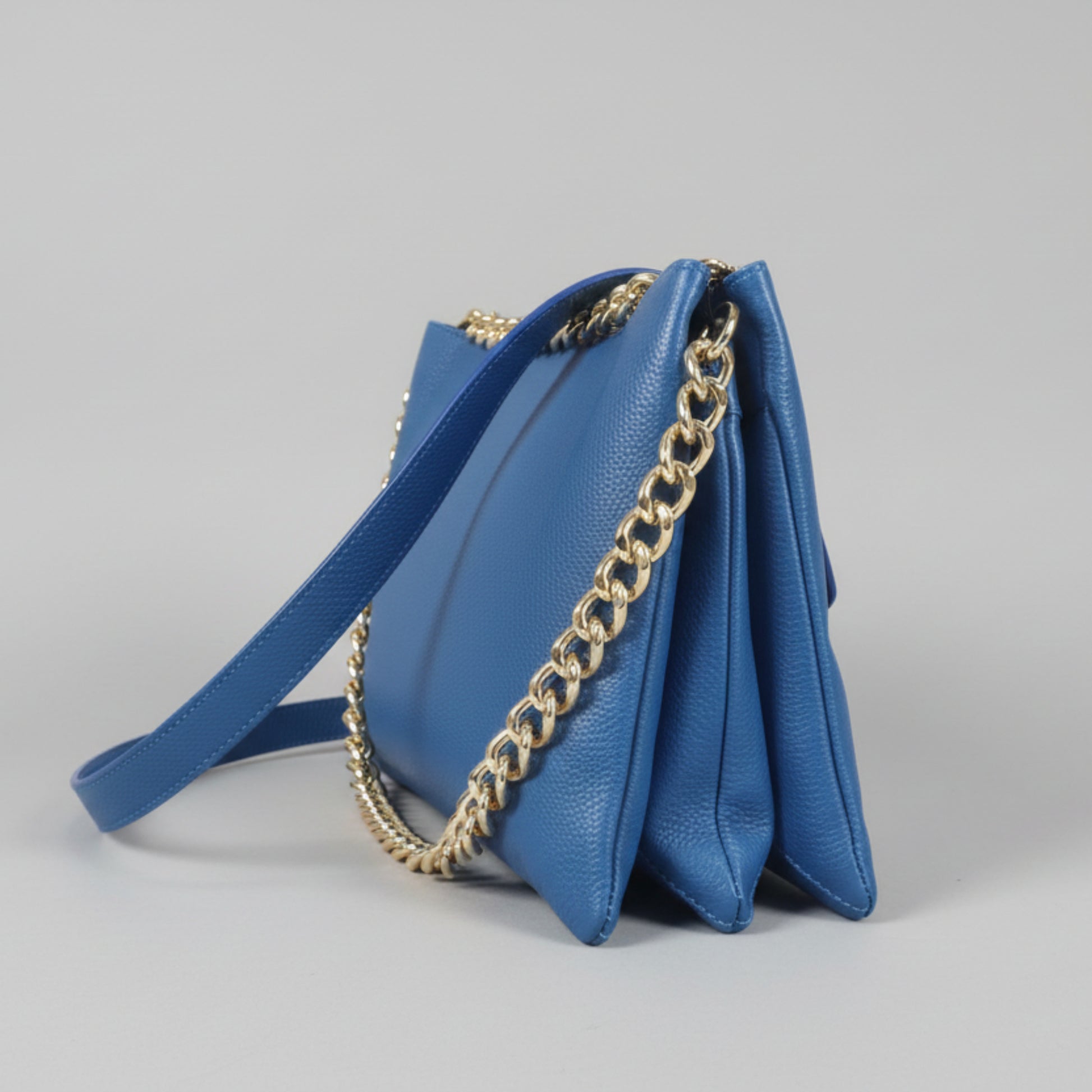 profilo lato larghezza e dietro gemini grande borsa a tracolla in pelle blu elettrico da donna artigianale made in italy cuoieria italiana