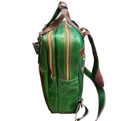 profilo lato larghezza fobos zaino porta pc in pelle verde e marrone zaino valigetta fatto a mano in cuoio made in italy cuoieria italiana®