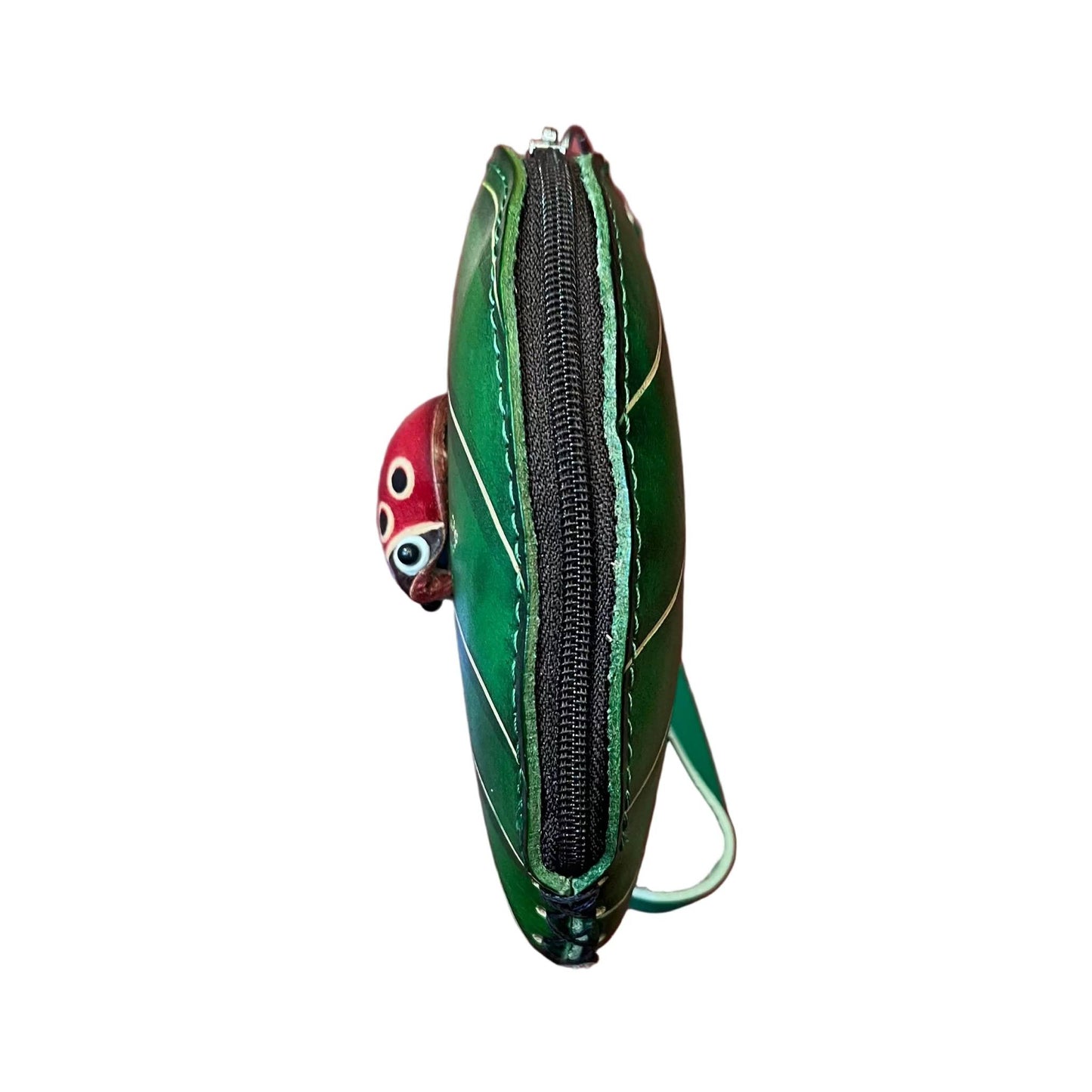 profilo lato larghezza foglia porta chiavi in pelle verde artigianale accessorio in cuoio made in italy cuoieria italiana
