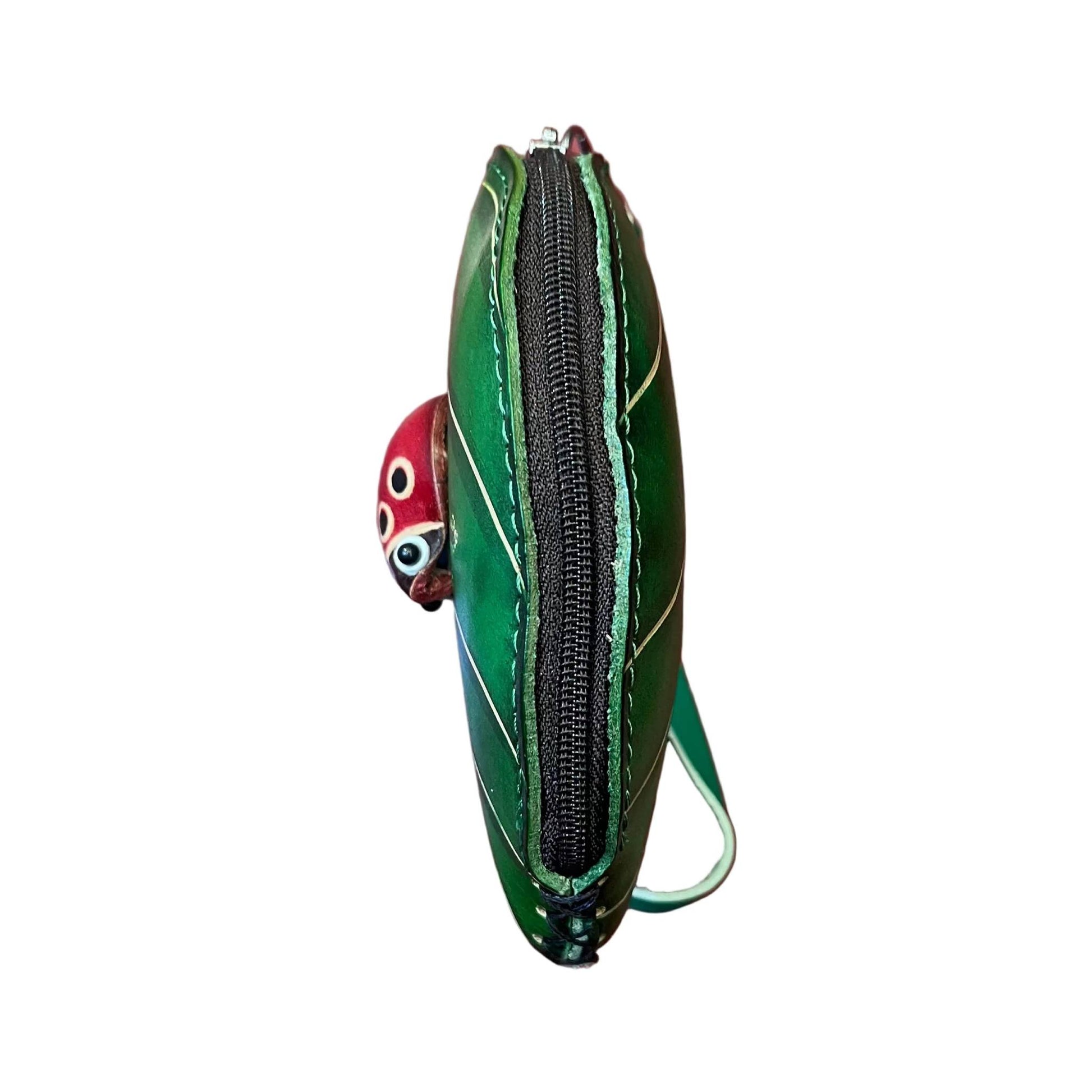 profilo lato larghezza foglia porta chiavi in pelle verde artigianale accessorio in cuoio made in italy cuoieria italiana