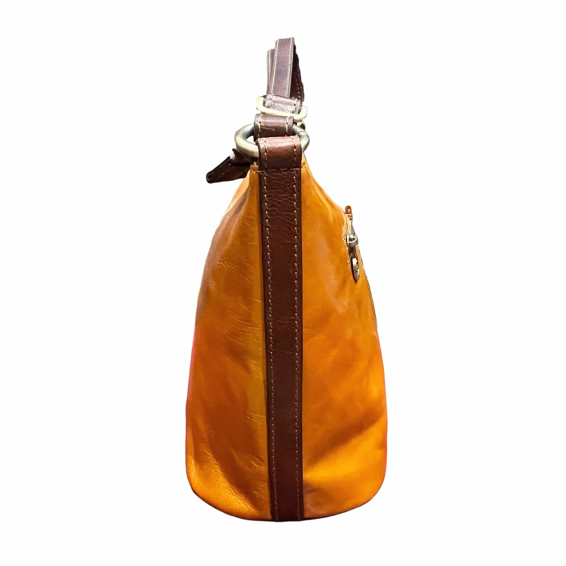 profilo lato larghezza secchiello grande in pelle giallo e marrone borsa a spalla made in italy cuoieria taliana