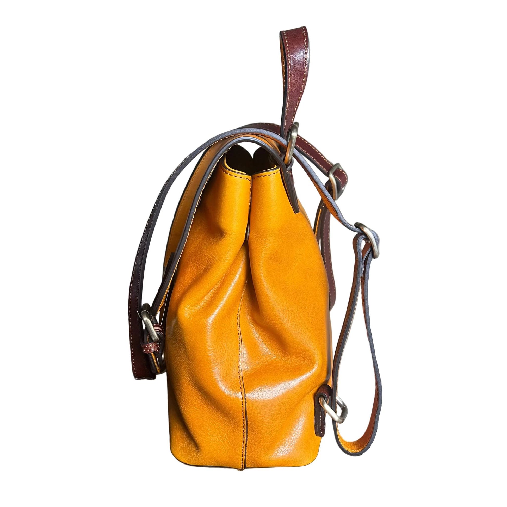 profilo lato larghezza smart zaino compatto in pelle giallo e marrone borsa a tracolla in cuoio made in italy cuoieria italiana