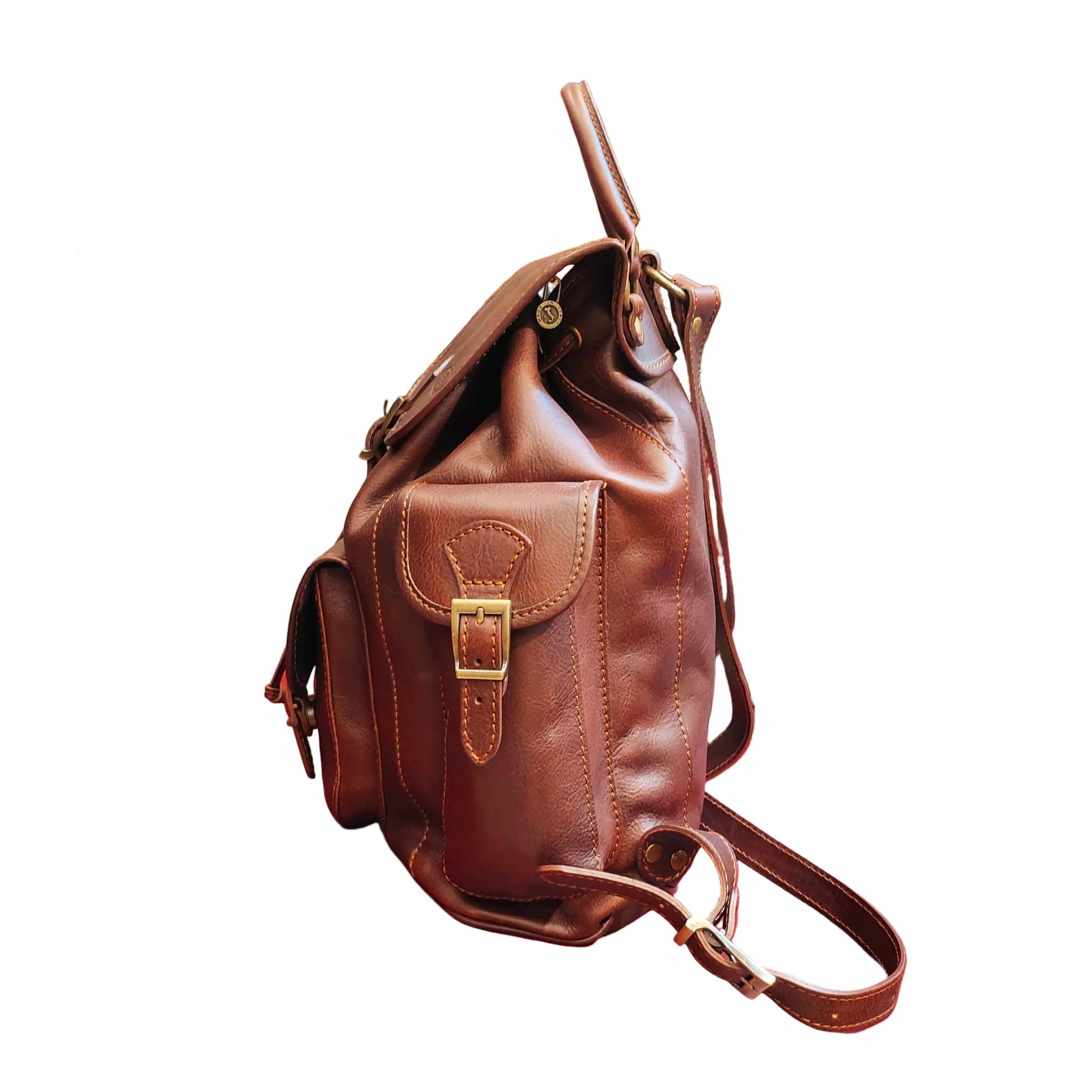profilo lato zaino classico grande in pelle zaino cacciatore in cuoio made in italy cuoieria italiana