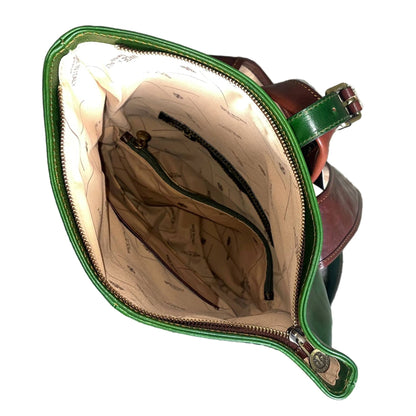 scomparti interno e tasche travel zaino grande da avventuriero in cuoio verde e marrone borsa da viaggio in pelle made in italy cuoieria italiana