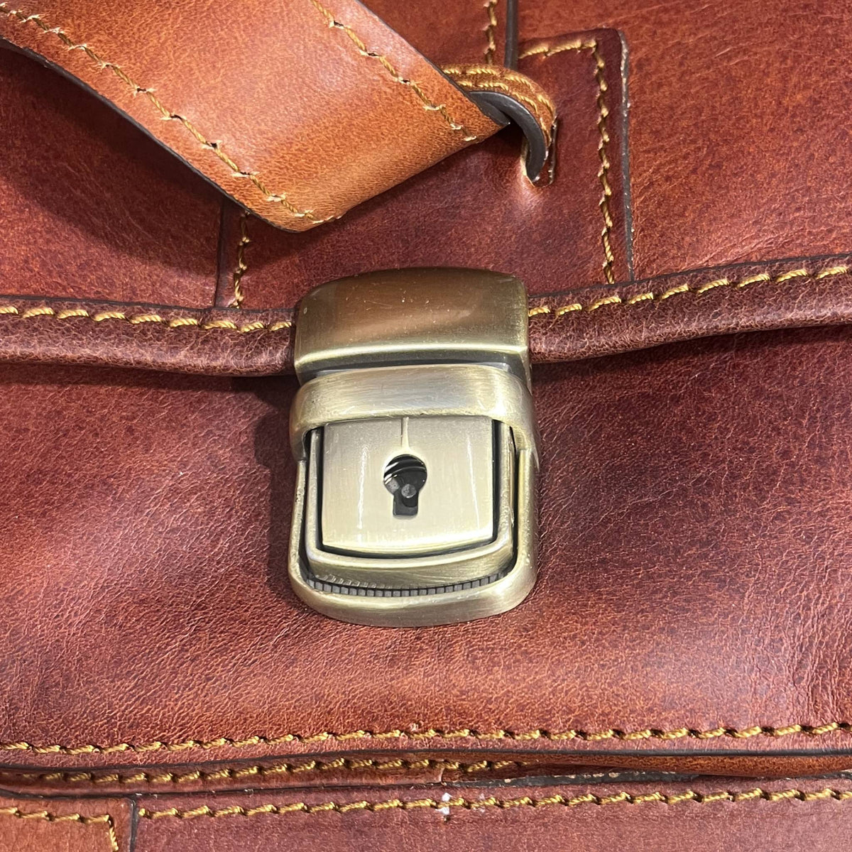 serratura in ferro metallo hydra cartella 2 in 1 in cuoio marrone mogano borsa zaino da lavoro a tracolla fatta a mano in pelle made in italy cuoieria italiana®