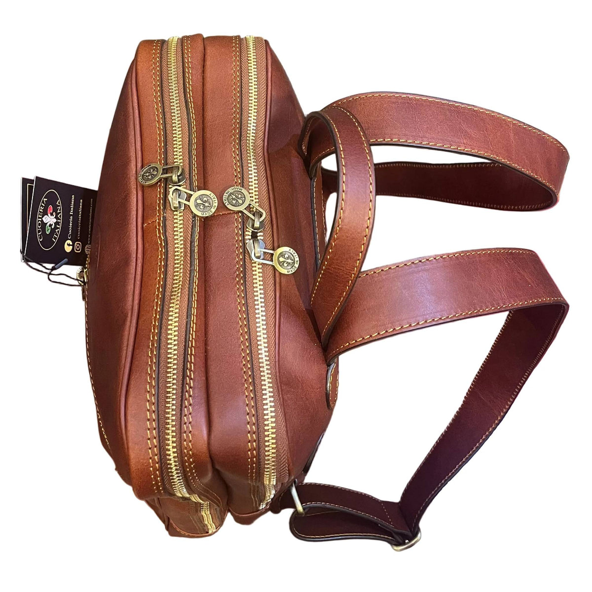 sopra dettagli cerniere zip in ferro metallo deimos zaino porta pc in pelle marrone mogano zaino compatto fatto a mano in cuoio made in italy cuoieria italiana®