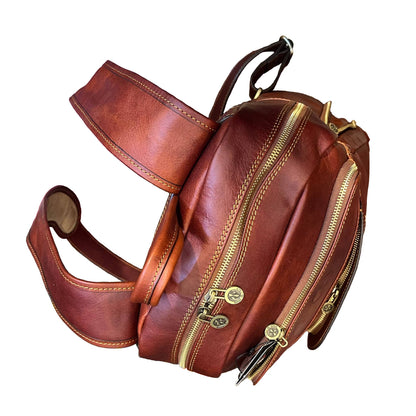 sopra dettagli cerniere zip in ferro metallo sagittarius zaino grande espandibile in pelle marrone mogano borsa in cuoio fatta a mano made in italy cuoieria italiana®