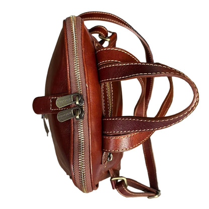 sopra e dettagli cerniera zip in metallo ferro foglia zaino compatto in pelle marrone borsa in cuoio fatta a mano made in italy cuoieria italiana ®