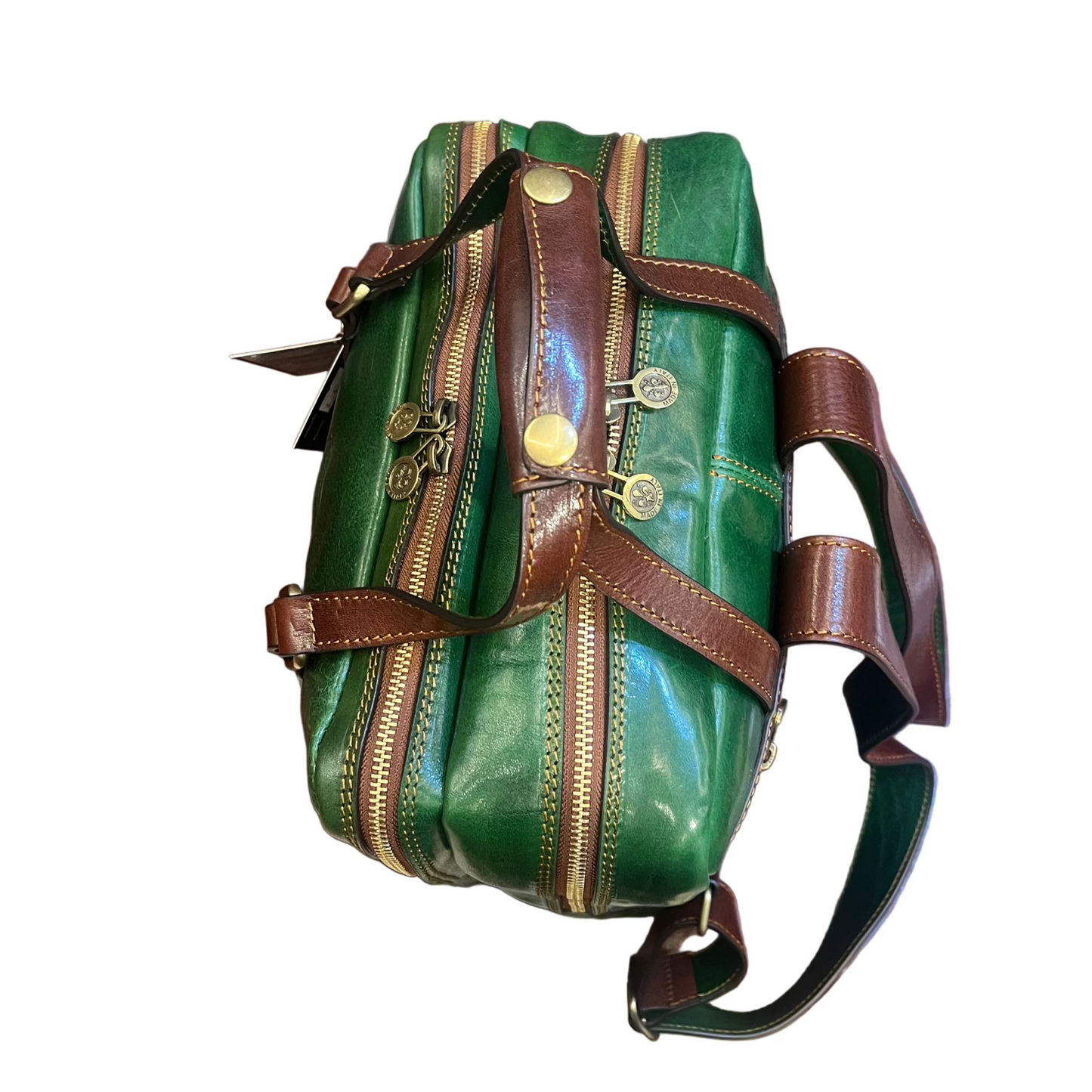sopra e dettagli maniglia e zip cerniera ferro metallo  fobos zaino porta pc in pelle verde e marrone zaino valigetta fatto a mano in cuoio made in italy cuoieria italiana®