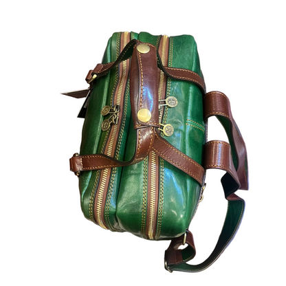 sopra e dettagli maniglia e zip cerniera ferro metallo  fobos zaino porta pc in pelle verde e marrone zaino valigetta fatto a mano in cuoio made in italy cuoieria italiana®