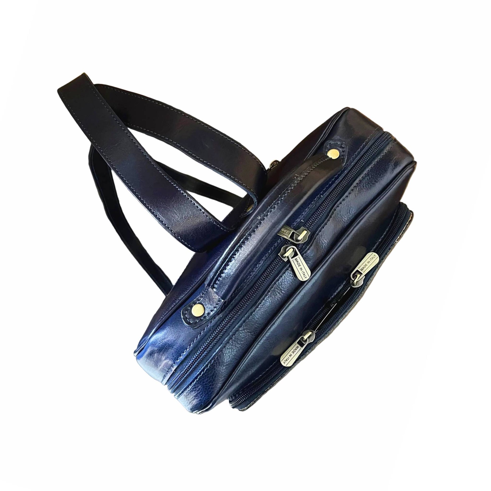 sopra e maniglia zaino grande compatto in pelle blu borsa in cuoio made in italy cuoieria italiana