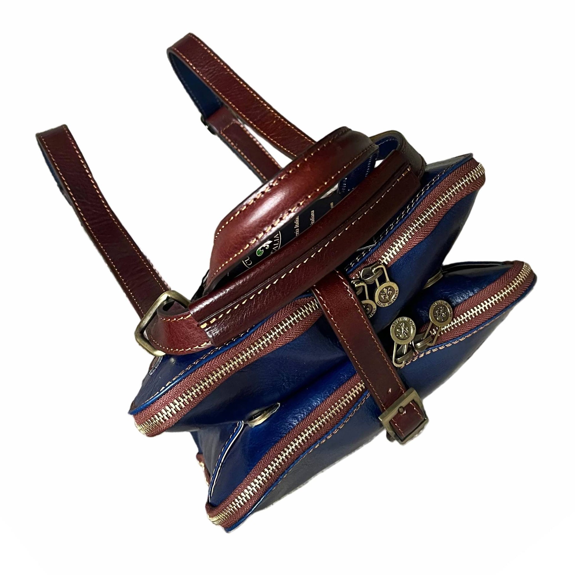 sopra zaino a triplo scomparto in pelle blue navy e marrone zaino uomo donna made in italy cuoieria italiana