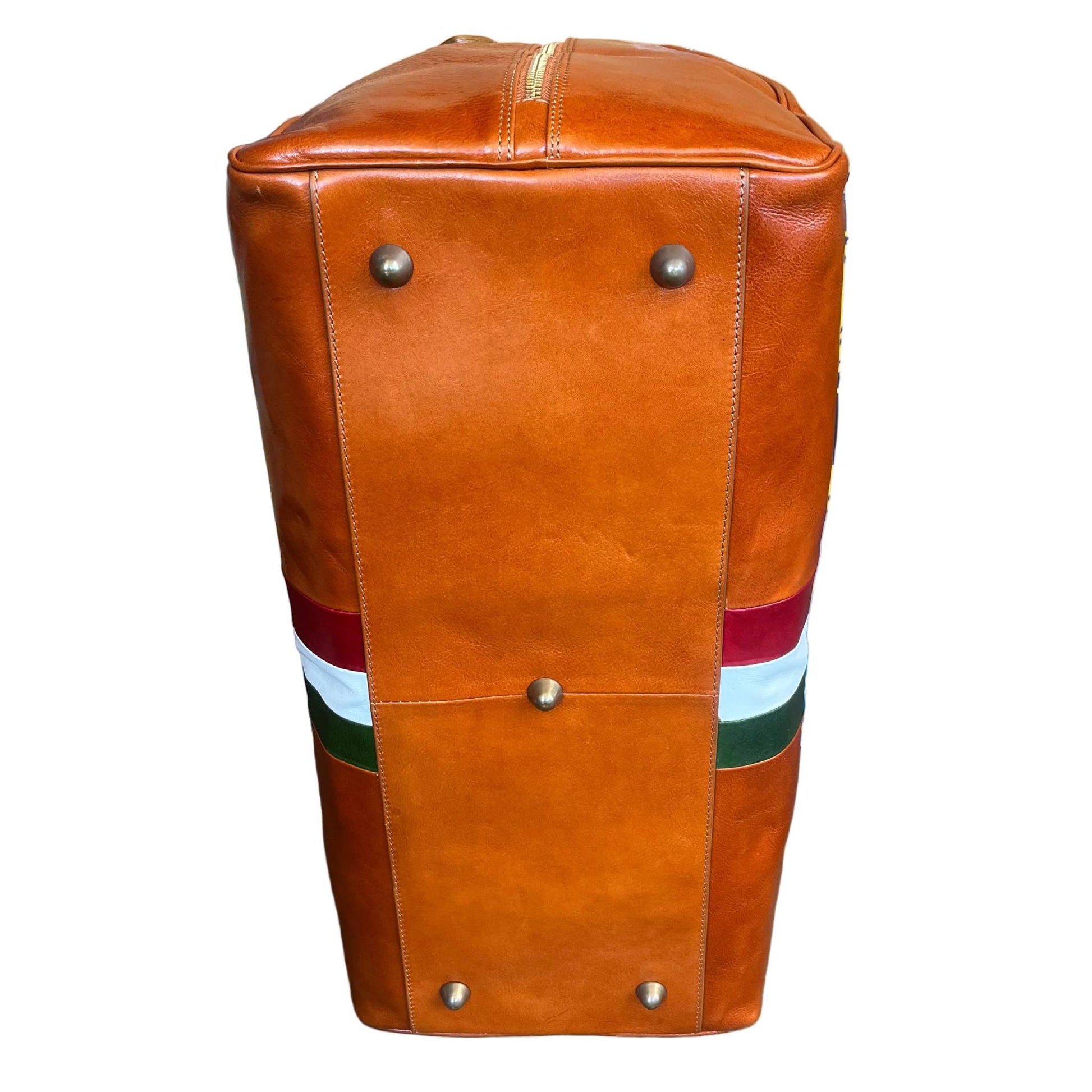sotto base e piedini borsone in pelle tinta cuoio naturale con tricolore bagaglio a mano in cuoio fatto a mano made in italy cuoieria italiana ®