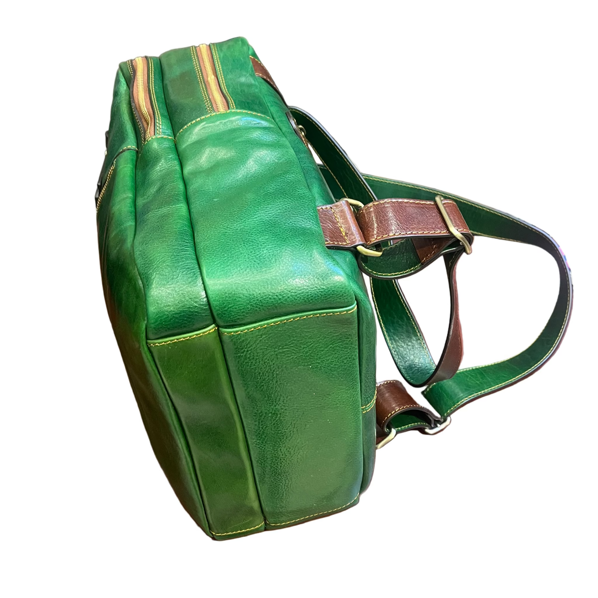 sotto base fobos zaino porta pc in pelle verde e marrone zaino valigetta fatto a mano in cuoio made in italy cuoieria italiana®