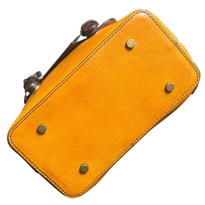 sotto e piedini smart zaino compatto in pelle giallo e marrone borsa a tracolla in cuoio made in italy cuoieria italiana