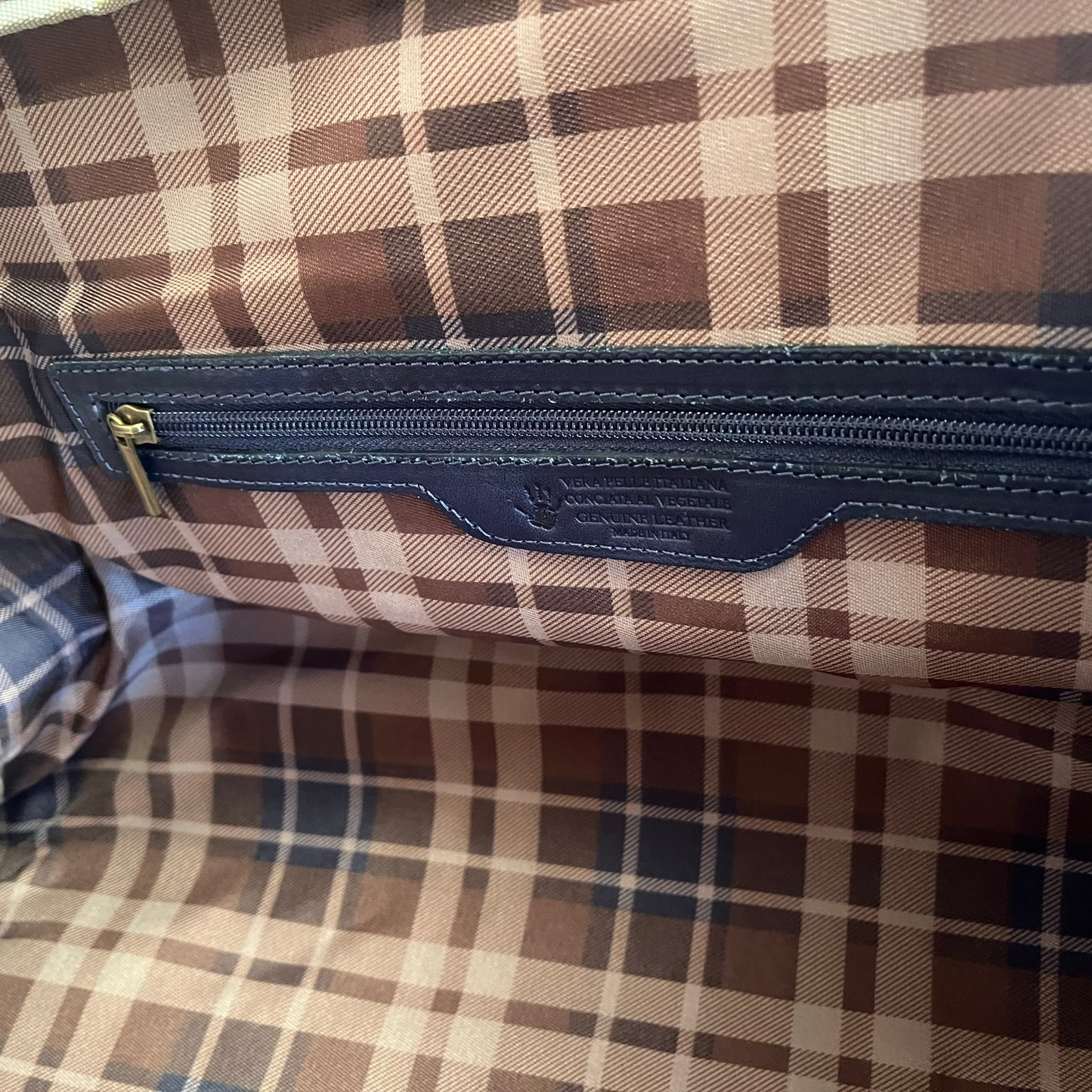 tasca interna cerniera borsone in pelle blu navy opaco con tricolore bagaglio a mano artigianale made in italy cuoieria italiana