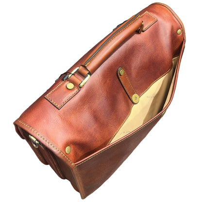 tasca posteriore con bottone magnetico hydra cartella 2 in 1 in cuoio marrone mogano borsa zaino da lavoro a tracolla fatta a mano in pelle made in italy cuoieria italiana®