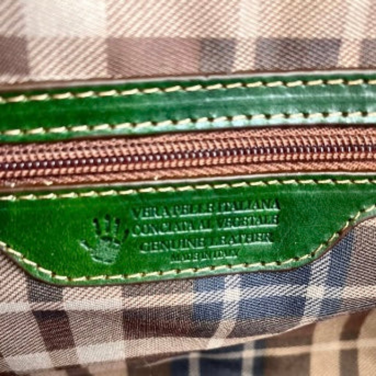 tasca zip cerniera interna borsone da viaggio in pelle verde borsa in cuoio da bagaglio a mano made in italy cuoieria italiana