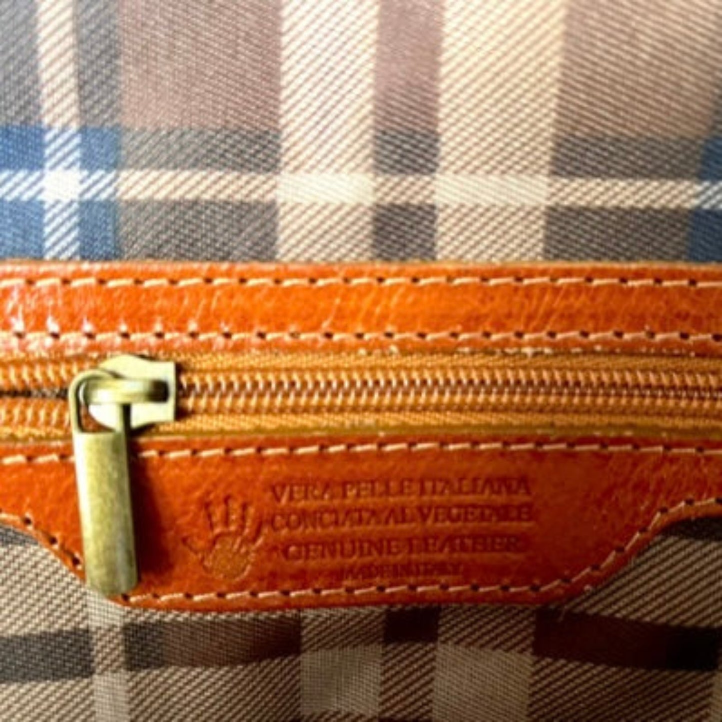 tasca zip cerniera interna borsone in pelle tinta cuoio naturale con tricolore bagaglio a mano in cuoio fatto a mano made in italy cuoieria italiana ®