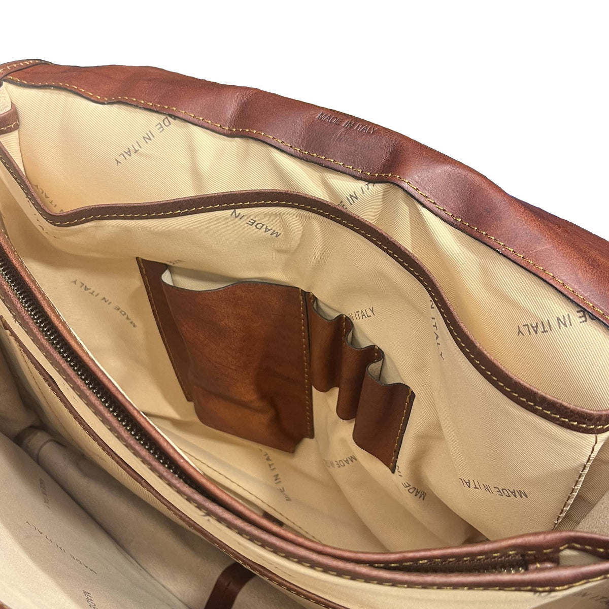 tasche interne porta telefono porta penne hydra cartella 2 in 1 in cuoio marrone mogano borsa zaino da lavoro a tracolla fatta a mano in pelle made in italy cuoieria italiana®